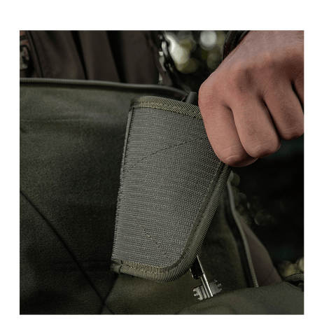 Person fastgør M-Tac Hook & Loop Low Profile Admin Panel i en taske, modulært organiseringssystem.