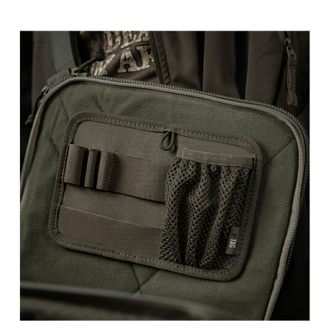 M-Tac Hook & Loop Low Profile Admin Panel fastgjort i taske med elastiske fastgøringer til gadgets, i olivegrøn farve.