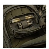 M-Tac Hook & Loop Utility Panel indvendigt i en taske, viser lynlåslomme med organiserede værktøjer. Stift rektangulært panel i brug.