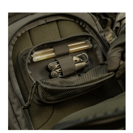 M-Tac Hook & Loop Utility Panel indvendigt i en taske, viser lynlåslomme med organiserede værktøjer. Stift rektangulært panel i brug.