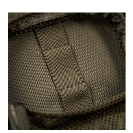 Indvendig visning af M-Tac Hook & Loop Utility Panel med lynlåslomme og hook-fastener i en taske eller rygsæk.