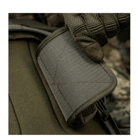 M-Tac Hook & Loop Utility Panel i brug til organisering i rygsæk, viser lynlåslommen og stift rektangel design, 19 x 13 cm.