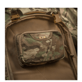 M-Tac Hook & Loop Utility Panel monteret i en camouflagerygsæk med lynlåslomme til organisering.