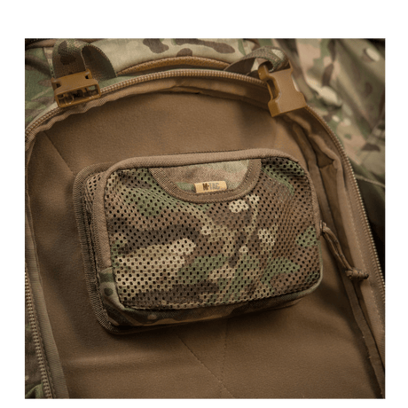 M-Tac Hook & Loop Utility Panel monteret i en camouflagerygsæk med lynlåslomme til organisering.