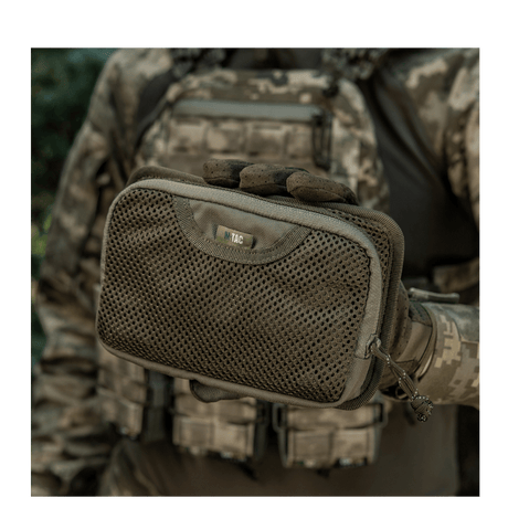 M-Tac Hook & Loop Utility Panel - modulært panel med mesh-lomme i brug på taktisk rygsæk, velegnet til organisering af småting.