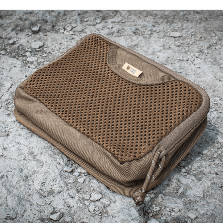 M-Tac Hook & Loop Utility Panel med lynlåslomme, mesh design, perfekt til organisering i rygsæk, panelstørrelse 19x13 cm.