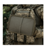 M-Tac Hook & Loop Utility Panel i brug udendørs, monteret på militært udstyr. Stift rektangulært panel til organiseringsformål.