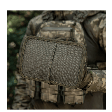 M-Tac Hook & Loop Utility Panel i brug udendørs, monteret på militært udstyr. Stift rektangulært panel til organiseringsformål.