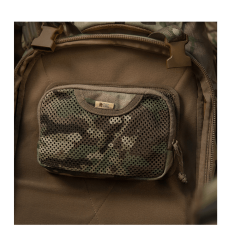 M-Tac Hook & Loop Utility Panel monteret indvendigt i en rygsæk, modulært design med lynlåslomme for praktisk organisering og adgang.