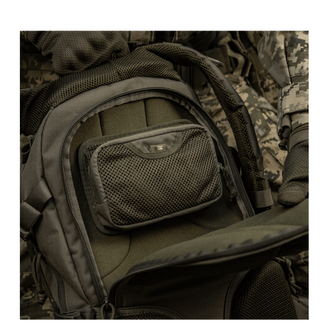 M-Tac Hook & Loop Utility Panel indvendigt i en rygsæk, viser det modulære zip-mesh design, ideelt til organisering af småting. Størrelse 19x13 cm.