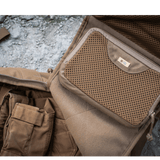 M-Tac Hook & Loop Utility Panel indeni en taske, modulært panel med lynlåslomme og hook-fastener i brug.