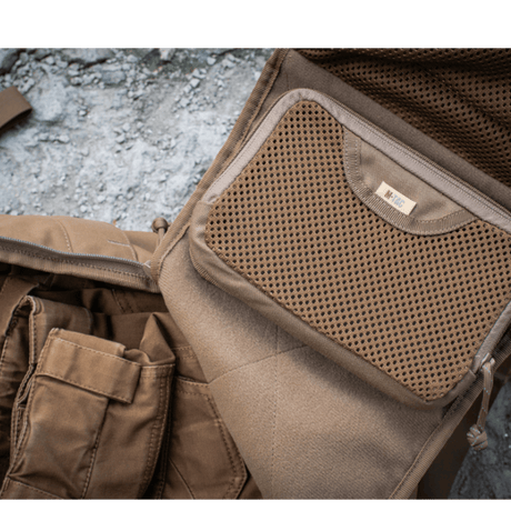 M-Tac Hook & Loop Utility Panel indeni en taske, modulært panel med lynlåslomme og hook-fastener i brug.