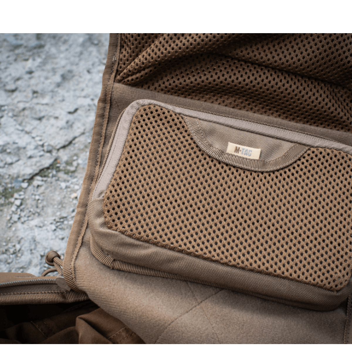 M-Tac Hook & Loop Utility Panel - brun modulært panel med lynlåslomme til organisering i tasker og rygsække, måler 19 x 13 cm.