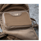 M-Tac Hook & Loop Utility Panel monteret i en rygsæk med lynlåslomme til organisering, ideel til opbevaring af småting.