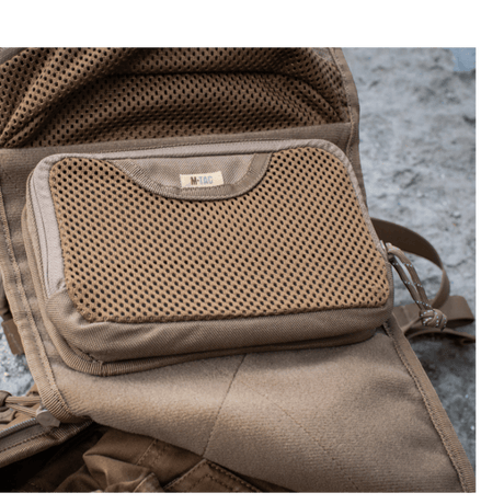 M-Tac Hook & Loop Utility Panel monteret i en rygsæk med lynlåslomme til organisering, ideel til opbevaring af småting.