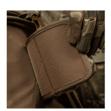 M-Tac Hook & Loop Utility Panel, modulært panel med lynlåslomme til nem organisering i rygsække, set i brug udendørs.