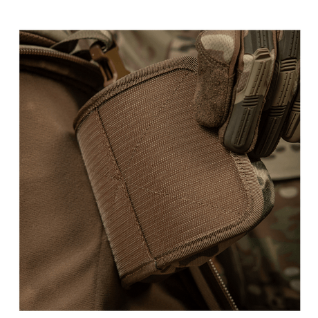 M-Tac Hook & Loop Utility Panel, modulært panel med lynlåslomme til nem organisering i rygsække, set i brug udendørs.