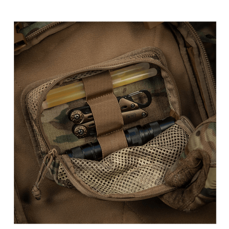 M-Tac Hook & Loop Utility Panel med lynlåslomme, der viser organiserede redskaber i en rygsæk, ideel til småting.