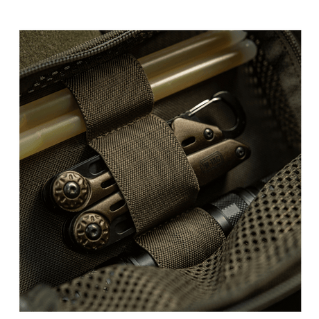 Indeni en taske organiseret med M-Tac Hook & Loop Utility Panel og lynlåslomme til sikker opbevaring af småting, 19 x 13 cm.