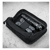 M-Tac Hook & Loop Utility Panel med lynlåslomme indvendigt i taske, designet til opbevaring og organisering af småting uden at miste dem.