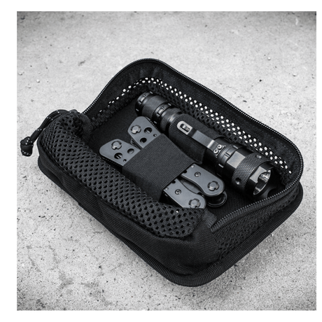 M-Tac Hook & Loop Utility Panel med lynlåslomme indvendigt i taske, designet til opbevaring og organisering af småting uden at miste dem.