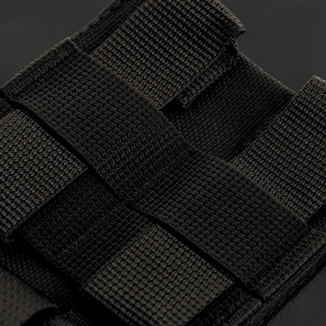 Nærbillede af M-Tac Mag Drop Pouch Elite med MOLLE-fastgørelser til sikker magasinopbevaring og hurtig tømning.