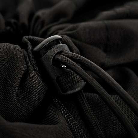 Nærbillede af M-Tac Mag Drop Pouch Elite med hurtig-udløsningssystem, der demonstrerer taskens sikkerhed og funktionalitet.