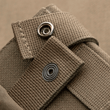 Nærbillede af M-Tac Mag Drop Pouch Elite med MOLLE-fastgørelser og hurtig-udløsningssystem, ideel til nødgenopladning af våben.