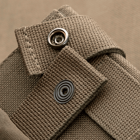 Nærbillede af M-Tac Mag Drop Pouch Elite med MOLLE-fastgørelser og hurtig-udløsningssystem, ideel til nødgenopladning af våben.