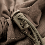 Nærbillede af træksnor og hurtig-udløsningssystem på M-Tac Mag Drop Pouch Elite.