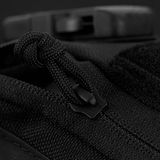 Detalje af lynlåsen på M-Tac Medical Pouch Elite Rip Off, en taktisk førstehjælpstaske for hurtig adgang i kritiske situationer.