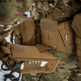 M-Tac Medical Pouch Elite Rip Off på militæruniform, taktisk førstehjælpstaske med hurtigt håndtag og elastisk indvendig organisering.