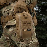 M-Tac Medical Pouch Elite Rip Off fastgjort på taktisk gear, klar til action.