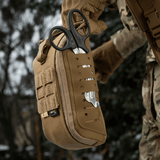 M-Tac Medical Pouch Elite Rip Off i brug, taktisk førstehjælpstaske med hurtig åbning og organiseret indhold til kritiske situationer.
