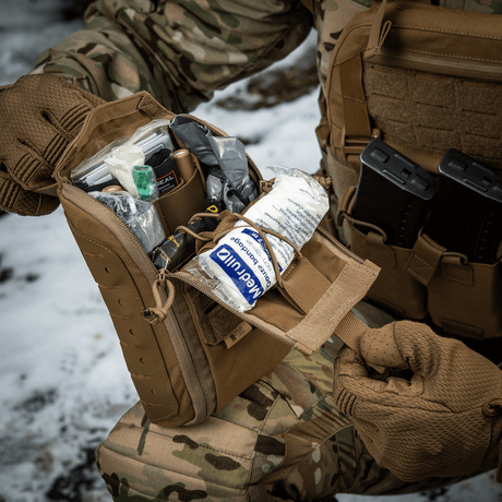 M-Tac Medical Pouch Elite Rip Off, taktisk førstehjælpstaske åbnet i felten, organiseret indhold med elastiske stropper.