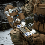 M-Tac Medical Pouch Elite Rip Off i brug af soldat i sne, åben taske med indhold tydeligt organiseret og klar til hurtig adgang.