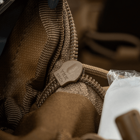 Detalje af lynlås på M-Tac Medical Pouch Elite Rip Off, taktisk førstehjælpstaske med hurtig adgang.