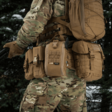 Soldat med M-Tac Medical Pouch Elite Rip Off taktisk førstehjælpstaske til hurtig adgang i nødsituationer.