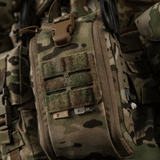M-Tac Medical Pouch Elite Rip Off i camouflagemønster til taktisk brug, monteret på backpack med udstyr til hurtig førstehjælp.
