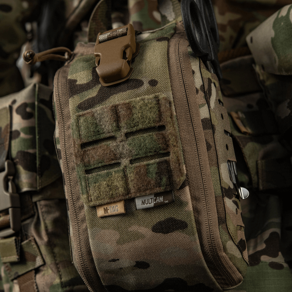 M-Tac Medical Pouch Elite Rip Off i camouflagemønster til taktisk brug, monteret på backpack med udstyr til hurtig førstehjælp.