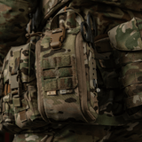 M-Tac Medical Pouch Elite Rip Off - taktisk førstehjælpstaske til hurtig adgang i kritiske situationer, monteret på camouflageudstyr