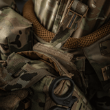 Nærbillede af M-Tac Medical Pouch Elite Rip Off medicintaske i camouflagedesign med hurtigudtag håndtag.