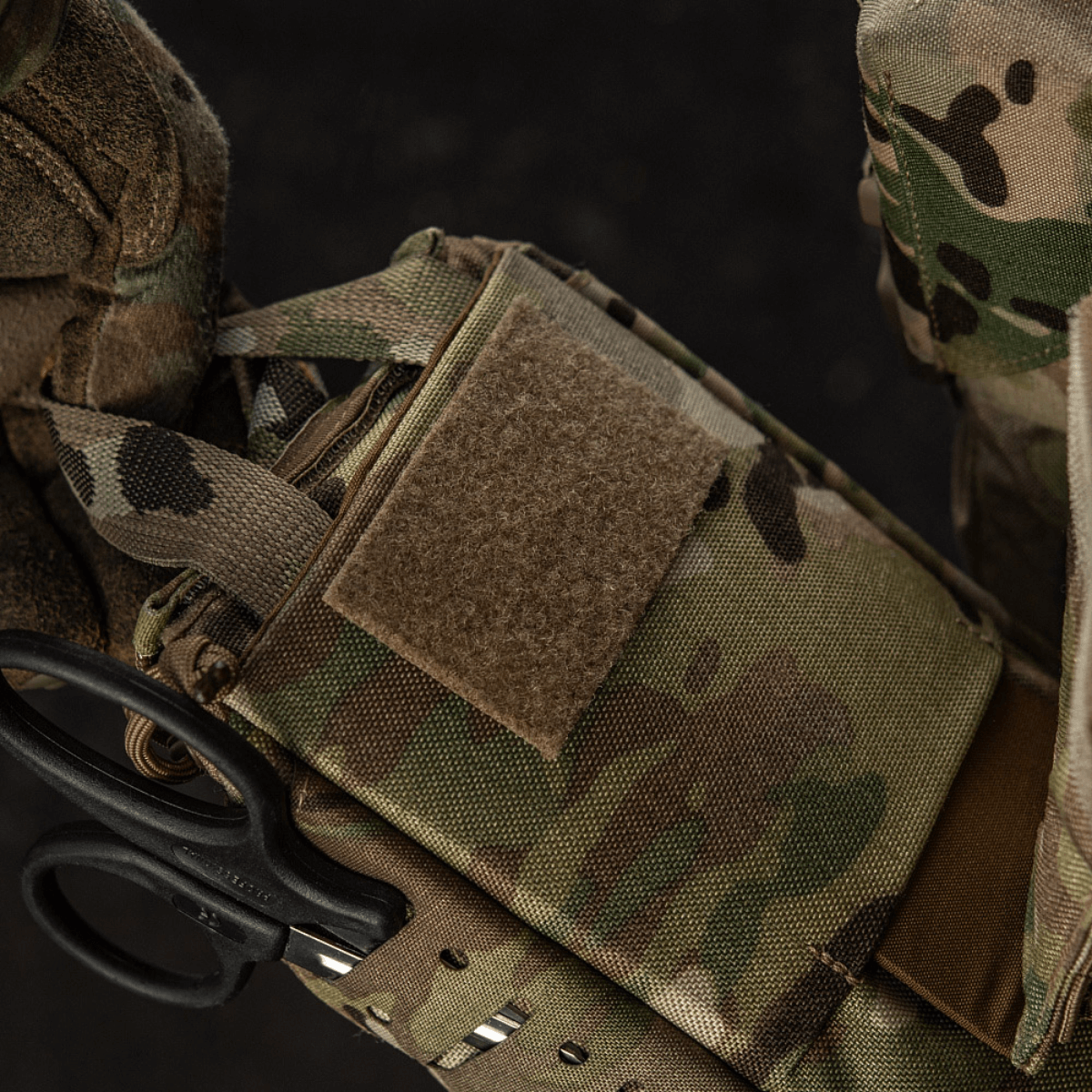 M-Tac Medical Pouch Elite Rip Off i camouflage, hurtig adgangs førstehjælpstaske med elastiske stropper til kritiske situationer.