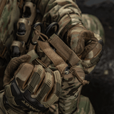 M-Tac Medical Pouch Elite Rip Off i brug under taktiske forhold, der viser taskens funktionalitet og tilgængelige medicinske værktøjer.