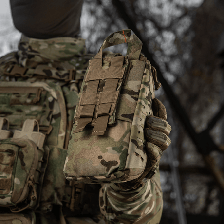M-Tac Medical Pouch Elite Rip Off i camouflagetaske holdt af en soldat i taktisk udstyr udendørs, ideel til hurtig lægehjælp.