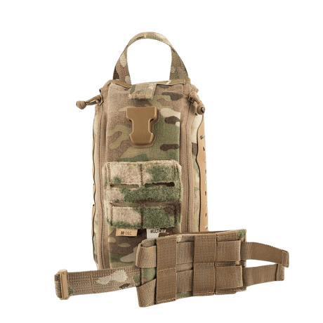 M-Tac Medical Pouch Elite Rip Off i camouflage design med pænt organiseret indhold, ideel til hurtig adgang i nødsituationer.