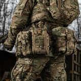 Soldat iført camouflageuniform med M-Tac Medical Pouch Elite Rip Off førstehjælpstaske for hurtig adgang til medicinsk udstyr.