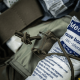 Nærbillede af M-Tac Medical Pouch Elite Rip Off med medicinsk udstyr og elastiske stropper for effektiv organisering.