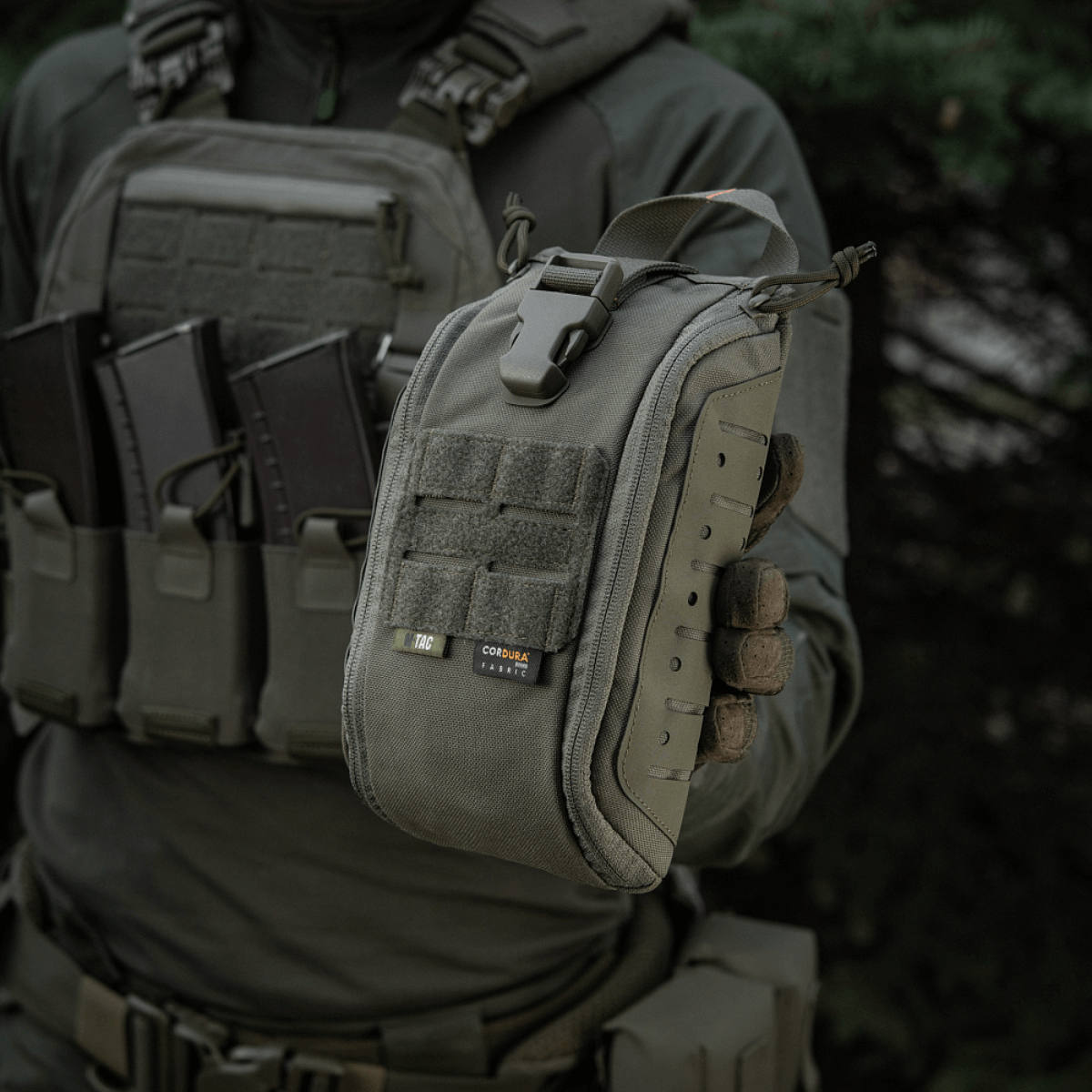 M-Tac Medical Pouch Elite Rip Off i brug, holdt af soldat i taktisk udrustning, klar til hurtig adgang under kritiske situationer.