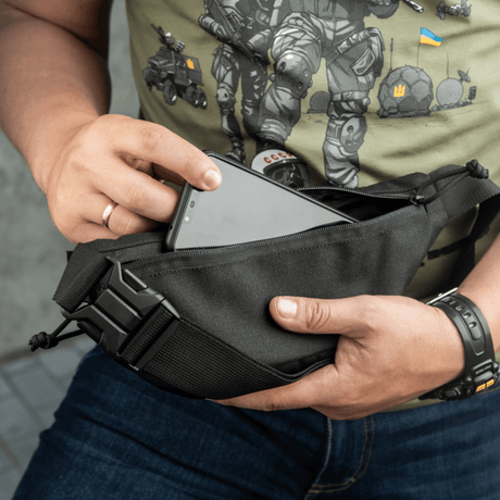 M-Tac Tactical Waist Bag Gen.II Elite bruges til at opbevare en smartphone, ideel til taktisk brug og hverdag i slidstærk Cordura 1000D